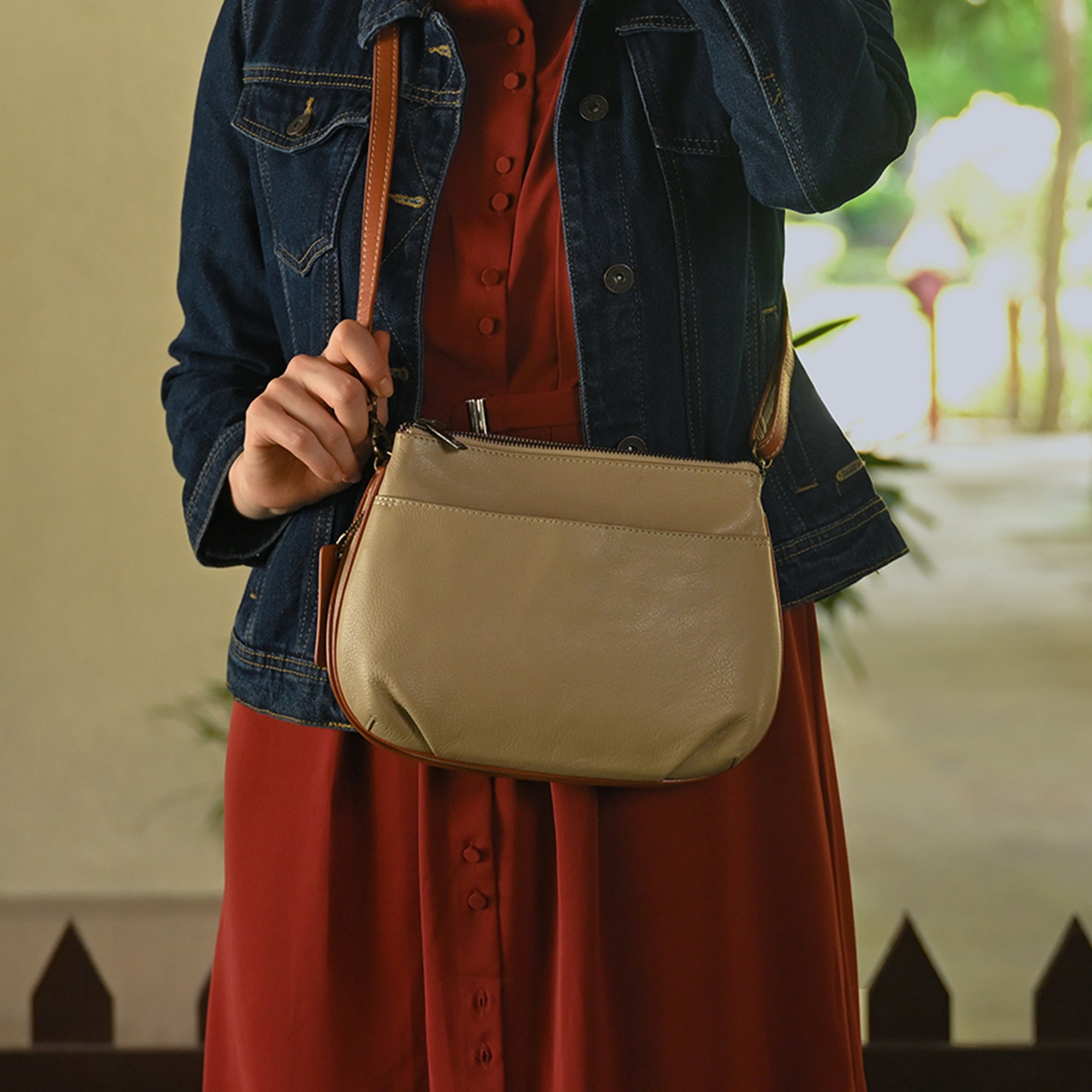 Small Multi compartment Crossbody - 8280